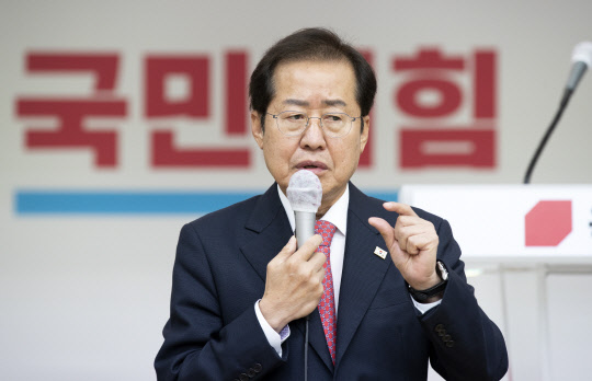 국민의힘 홍준표 대선 경선 후보가 4일 오전 경기도 수원 국민의힘 경기도당위원회를 방문, 간담회를 열고 인사말을 하고 있다. 오른쪽은 박순자 경기도 선거대책위원장.   [국회사진기자단]